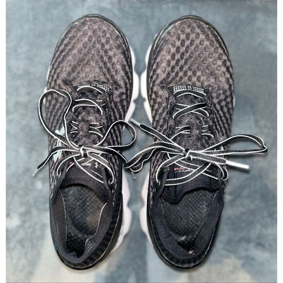 Under Armour SpeedForm Gemini 2 running shoe in a black, white, and metallic sil - Picture 3 of 8